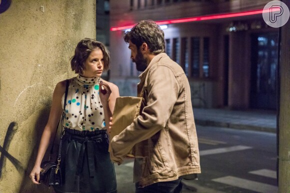 Josiane (Agatha Moreira) manda Rael (Rafael Queiroz) roubar o celular de Fabiana (Nathalia) na novela 'A Dona do Pedaço'