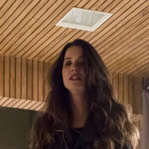 Fabiana (Nathalia Dill) vai atrás de Josiane (Agatha Moreira) após ser roubada por Rael (Rafael Queiroz) na novela 'A Dona do Pedaço'