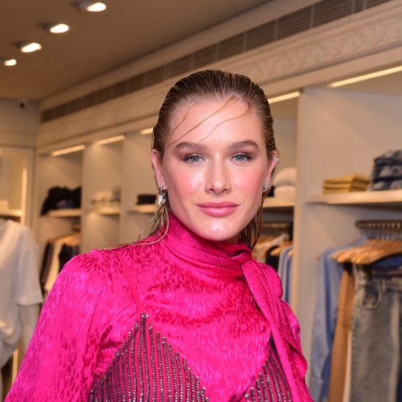 Fiorella Mattheis também apostou em uma maquiagem em tons de rosa para combinar com o look total pink