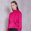 A camisa rosa usada por Fiorella Mattheis em evento de moda é feita de seda e custaR$ 2.800