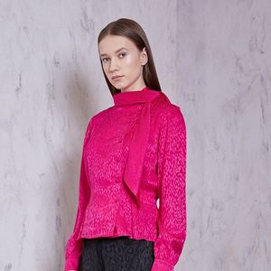 A camisa rosa usada por Fiorella Mattheis em evento de moda é feita de seda e custaR$ 2.800