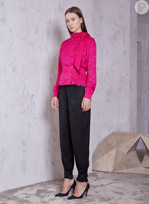 A camisa rosa usada por Fiorella Mattheis em evento de moda é feita de seda e custaR$ 2.800