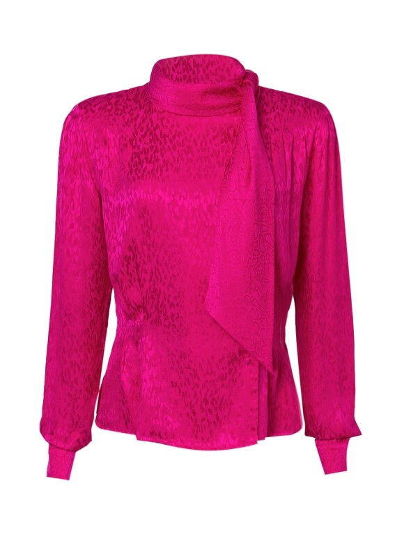 A blusa rosa de seda usada por Fiorella Mattheis foi a "Atelier Le Lis Laura". Custa R$ 2.800