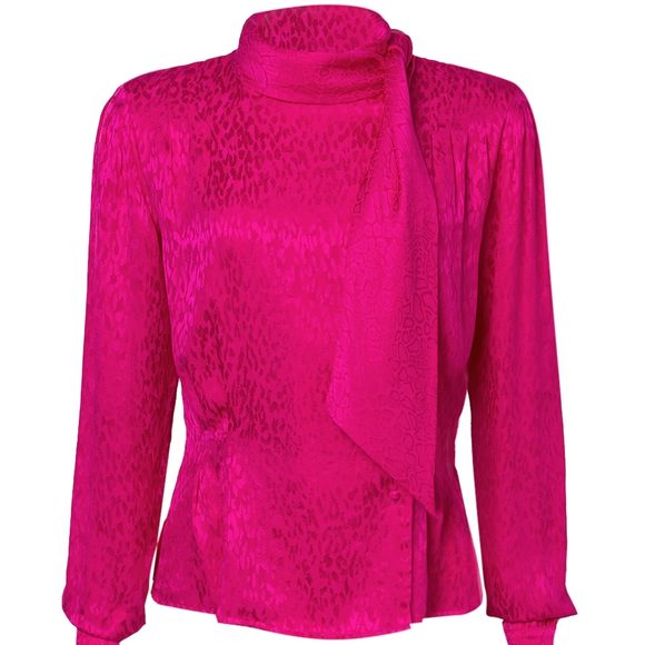 A blusa rosa de seda usada por Fiorella Mattheis foi a "Atelier Le Lis Laura". Custa R$ 2.800