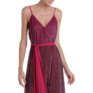 O vestido que Fiorella Mattheis usou no lançamento da marca foi o "Midi Paola", que custa. A peça custa R$ 3.900