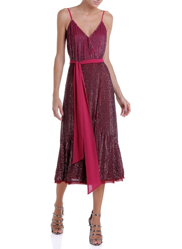 O vestido que Fiorella Mattheis usou no lançamento da marca foi o "Midi Paola", que custa. A peça custa R$ 3.900