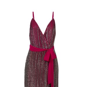 VESTIDO LE LIS BLANC MIDI PAOLAR$ 3.900Vestido confeccionado em poliamida com modelagem acinturada, tem o decote vazado, alças finas, recorte V atrás, amarração em laço e todo detalhado no fio metalizado.