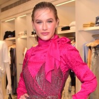Rosa é trend! Fiorella Mattheis escolhe look todo pink em evento de moda