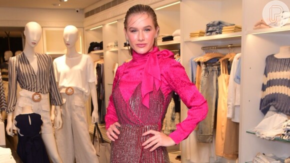 Fiorella Mattheis elegeu look total pink com vestido de fio metalizado e blusa de seda. Confira os detalhes!