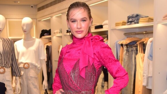 Rosa é trend! Fiorella Mattheis escolhe look todo pink em evento de moda