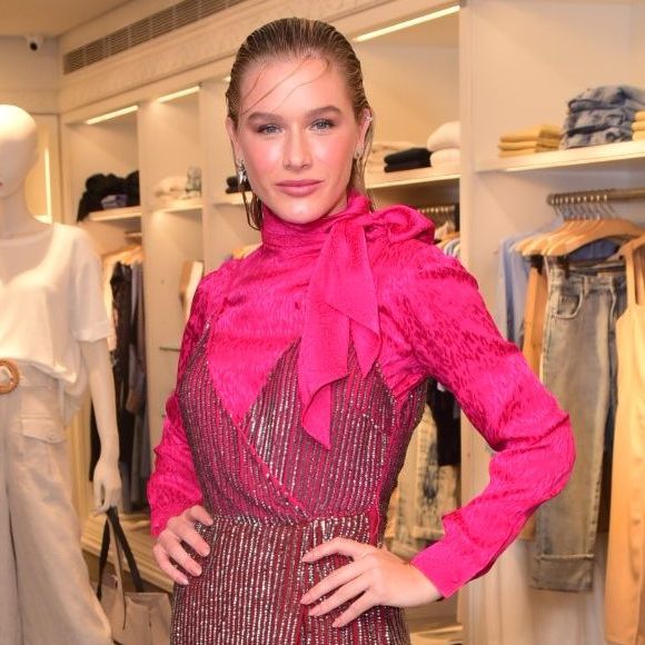 Fiorella Mattheis elegeu look total pink com vestido de fio metalizado e blusa de seda. Confira os detalhes!
