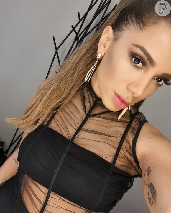 Anitta se divertiu no banheiro de casa com look preto confortável