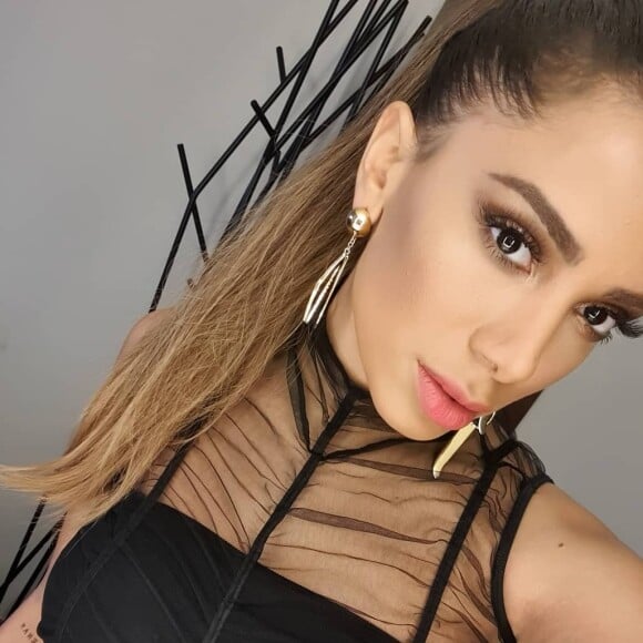 Anitta se divertiu no banheiro de casa com look preto confortável