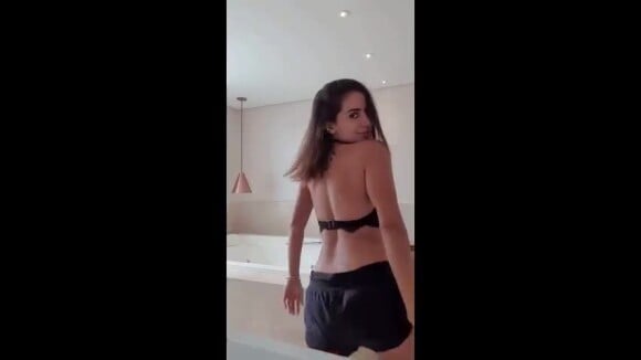 Anitta rebolou no banheiro de casa com sutiã transparente e short curto