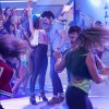 Luan Santana dança coladinho com assistente de palco do programa 'Hora do Faro'