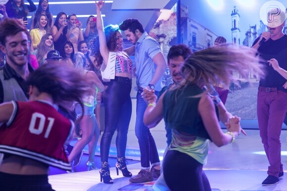 Luan Santana dança coladinho com assistente de palco do programa 'Hora do Faro'