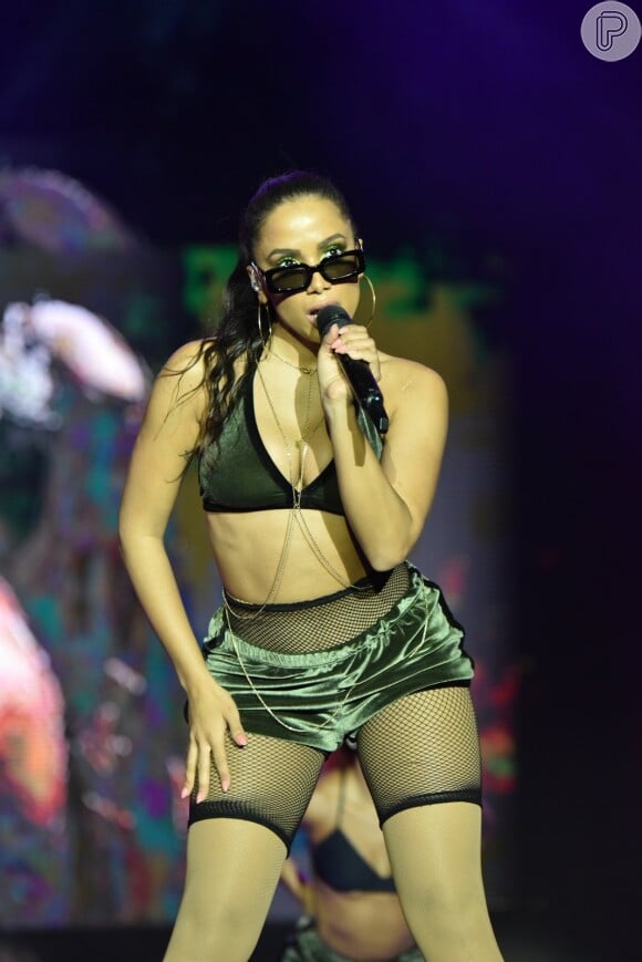 Anitta rebolou ao som do hit antes de show em São Paulo