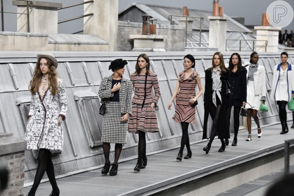 Marie Benoliele se infiltrou entre as modelos da Chanel, que já estavam na fila final do desfile, que aconteceu em Paris