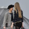 A modelo Gigi Hadid, que estava desfilando pela Chanel em Paris, abordou Marie Benoliele, que invadiu a passarela da grife