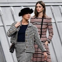 Blogueira invade passarela da Chanel e agita desfile na Semana de Moda. Fotos!