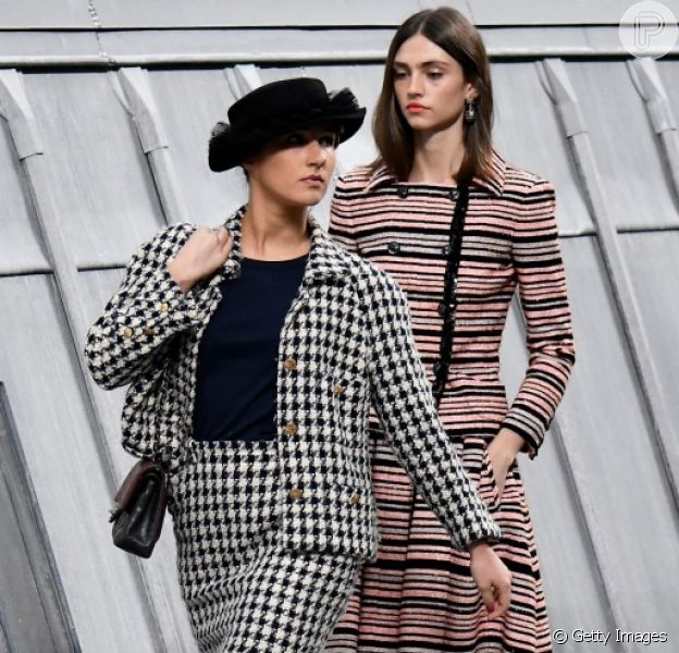 A blogueira francesa Marie Benoliele invadiu o desfle da Chanel em Paris, nesta terça-feira, dia 1 de outubro de 2019. Saiba os detalhes!