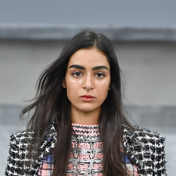 A Chanel desfilou na Semana de Moda de Paris nesta terça-feira, 1 de outubro de 2019, apresentando suas tendências de primavera/verão, como o conjuntinho de bermuda e terno em tweed