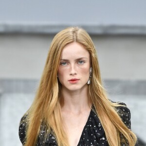 Peças com plumas, como a calça pantalona, foi uma das tendências apresentadas pela Chanel em seu desfile de primavera/verão, em Paris