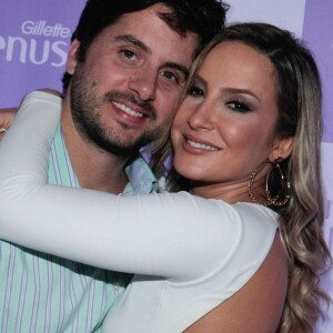 Claudia Leitte filmou o marido, Marcio Pedreira, dançando seu novo hit, 'Bandera', com a filha, Bela, de 1 mês, nos braços