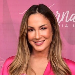 Claudia Leitte relatou cansaço após amamentar a filha, Bela, de 1 mês: 'É tipo 3 carnavais seguidos'