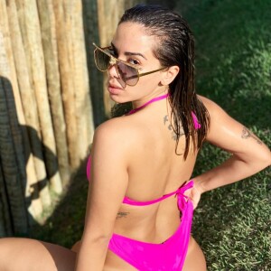 Anitta aposta em biquíni cortininha na cor magenta