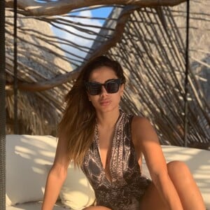 Anitta apostou em maiô com estampa animal print em viagem