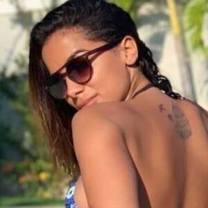 Anitta curte day off em piscina de mansão