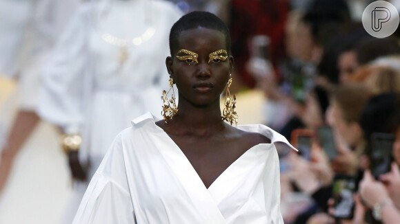 Maquiagem dourada: a grife Valentino apostou em sobrancelhas e pálpebras douradas para a Semana de Moda de Paris