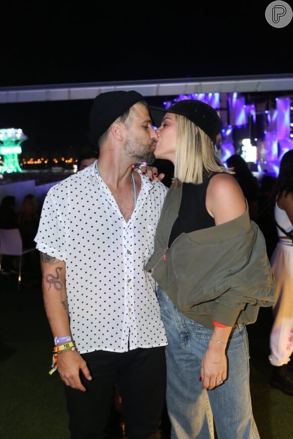 Bruno Gagliasso e Giovanna Ewbank trocam beijos em área VIP do Rock in Rio