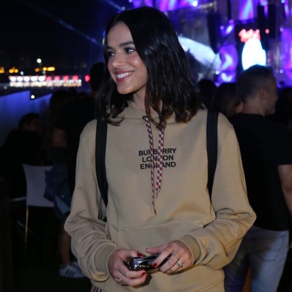 Bruna Marquezine apostouem look colegial para curtir o Rock in Rio