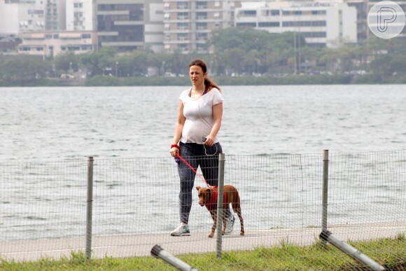 Grávida, Paula Braun, mulher de Mateus Solano, se exercitou com sua cadelinha, Lili