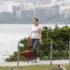 Paula Braun, mulher de Mateus Solano, caminha no Rio com sua cadelinha e exibe barriga de grávida