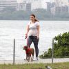 Paula Braun, mulher de Mateus Solano, caminha no Rio com sua cadelinha e exibe barriga de grávida
