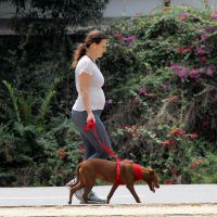 Paula Braun exibe barriguinha de grávida durante caminhada no Rio