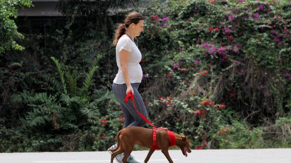 Paula Braun exibe barriguinha de grávida durante caminhada no Rio