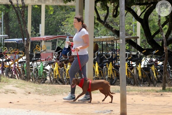 Paula Braun exibiu a barriga de gávida durante caminhada no Rio. Ela está no segundo mês de gestação