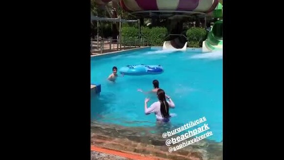 Sophia Valverde e Lucas Burgatti, seu namorado, se divertiram em parque aquático do Ceará com o colega da novela 'As Aventuras de Poliana', Igor Jansen