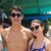 Sophia Valverde e namorado, Lucas Burgatti, tiraram manhã de folga para se divertirem em parque aquático