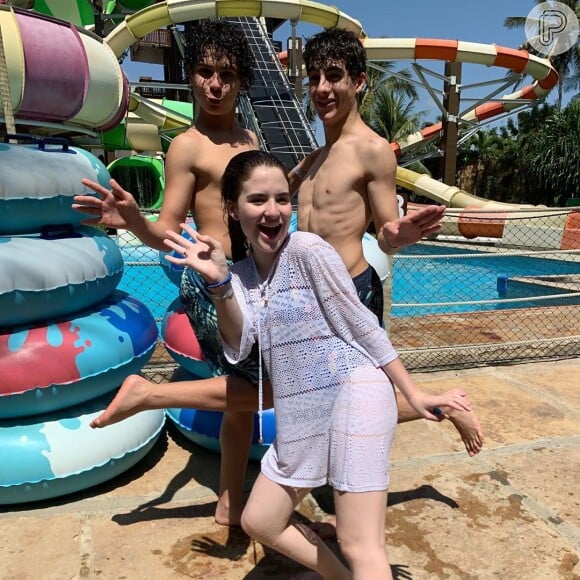 Sophia Valverde posou com o namorado, Lucas Burgatti, e o colega de novela 'As Aventuras de Poliana', Igor Jansen, em parque aquático