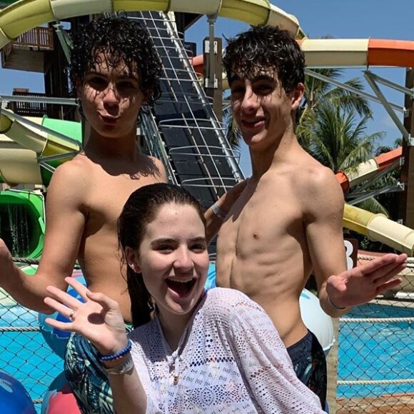 Sophia Valverde posou com o namorado, Lucas Burgatti, e o colega de novela 'As Aventuras de Poliana', Igor Jansen, em parque aquático