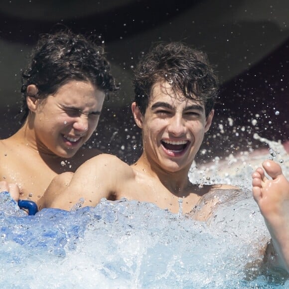 Lucas Burgatti e Igor Jansen se divertiram em parque aquático