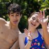 Sophia Valverde e o namorado, Lucas Burgatti, se refrescaram em parque aquático ao lado de Igor Jansen, neste sábado, 5 de outubro de 2019