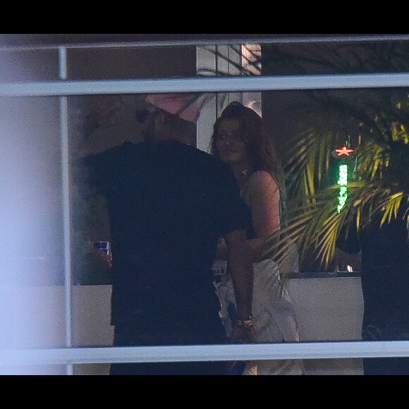 Cinthia Dicker se disse solteira ao curtir com Pedro Scooby o Rock in Rio: 'Ele está (solteiro) e eu também. Estamos curtindo'