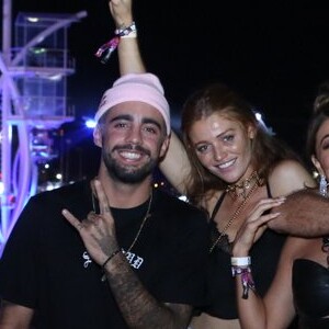 Pedro Scooby e Cinthia Dicker posaram com amigos durante o Rock in Rio