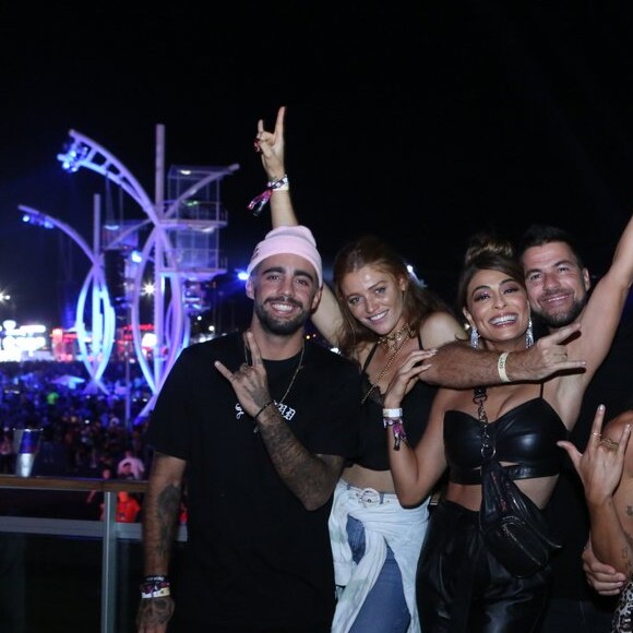 Pedro Scooby e Cinthia Dicker posaram com amigos durante o Rock in Rio